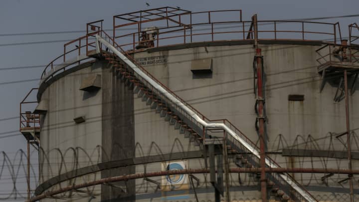 Um tanque de armazenamento em uma refinaria de petróleo operada pela Bharat Petroleum Corp. Ltd., em Mumbai, Índia, na sexta-feira, 4 de abril de 2025. (Foto: Bloomberg | Bloomberg | Getty Images)