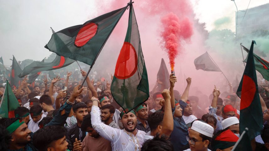 Manifestantes em Daca, capital de Bangladesh, celebram um ano de revolta liderada por estudantes que derrubou a então primeira-ministra Sheikh Hassina (Foto: Mohammad Ponir Hossain/Reuters)