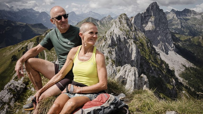 Patrick e Cathy, ambos de 58 anos, no topo da montanha Wandflue, nos Alpes Suíços: eles se encontraram há 8 meses por meio de uma mensagem deixada na montanha (Foto: Gabriel Monnet/AFP)