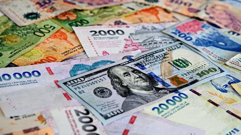Dólar fechou a R$ 5,434, após oscilar entre R$ 5,405 e R$ 5,440. (Foto: Luis Robayo/AFP)