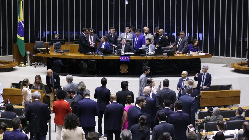 Câmara dos Deputados colhe assinaturas pedindo urgência na votação da anistia (Foto: Kayo Magalhães / Câmara dos Deputados)