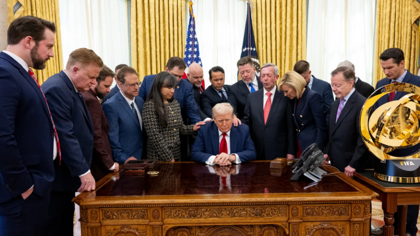 O presidente Donald Trump se une a líderes religiosos em oração. (Foto: The White House)