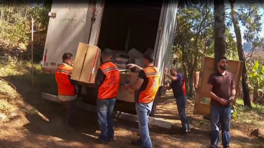 Famílias são retiradas de área em Brumadinho (MG) onde barragem apresenta risco (Foto: Reprodução / TV Globo)