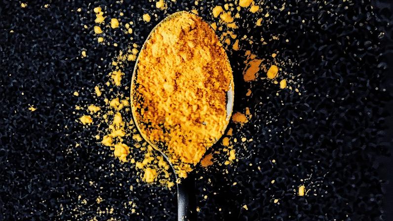 Cúrcuma tem uso tradicional como tempero, mas também é suplemento — Foto: Pexels