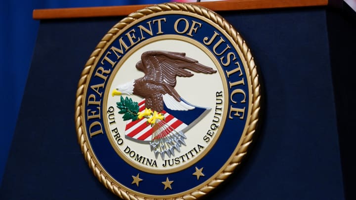 O selo do Departamento de Justiça dos EUA é visto no pódio na sala de imprensa da sede do Departamento. (Foto: Kevin Lamarque | Reuters)