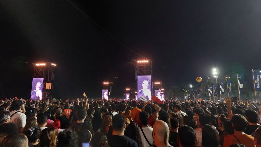 Todo mundo no Rio: multidão lota areia da praia de Copacabana para acompanhar show de Lady Gaga (Foto: Domingos Peixoto / Agência O GLOBO)