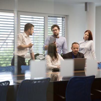 Por que o cumprimento no trabalho é evitado por algumas pessoas, segundo a psicologia