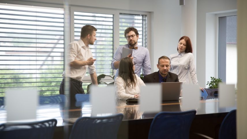Estabelecer conexões com colegas de trabalho é essencial (Foto: Freepik)