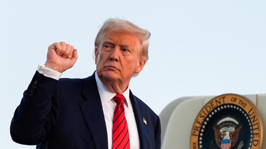 O tarifaço foi decretado há uma semana e passou a valer à 01h01 (horário de Brasília). Donald Trump livrou produtos como aeronaves da Embraer, suco de laranja, petróleo e celulose, mas aplicou a tarifa sobre carne, café, máquinas, pescados e outros produtos. (Foto: Julia Demaree Nikhinson/AP)