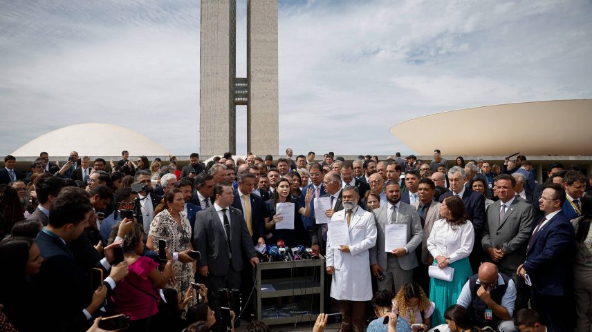 Parlamentares da oposição fazem protesto em frente ao Congresso Nacional e apresentam medidas que serão tomadas pelo grupo contra o ministro Alexandre de Moraes. (Foto: Pedro Ladeira/Folhapress)