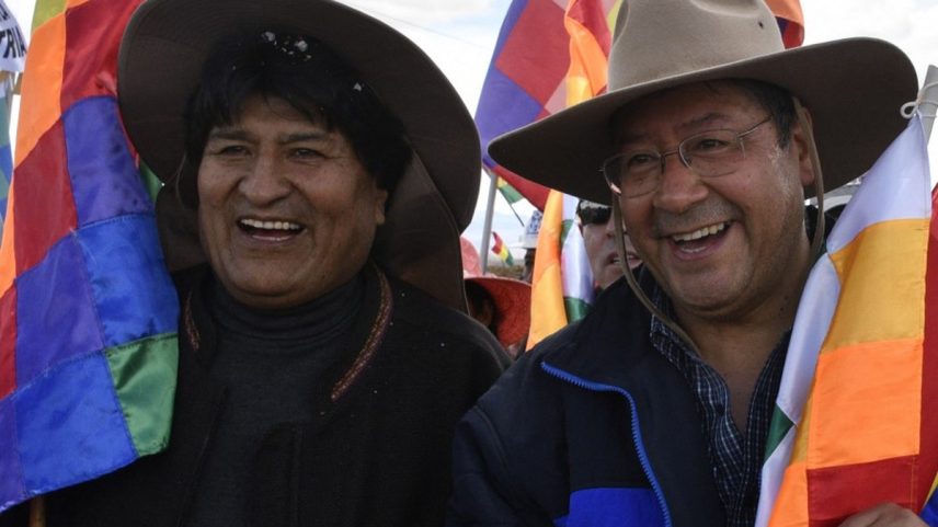 Ex-presidente da Bolívia, Evo Morales (E), e o atual líder do país, Luis Arce (D), foram de aliados a inimigos após divergências no partido (Foto: AIZAR RALDES / AFP)