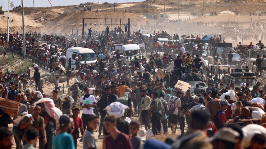 Palestinos buscam ajuda humanitária no chamado 'corredor Netzarim', no centro da Faixa de Gaza (Foto: AFP)