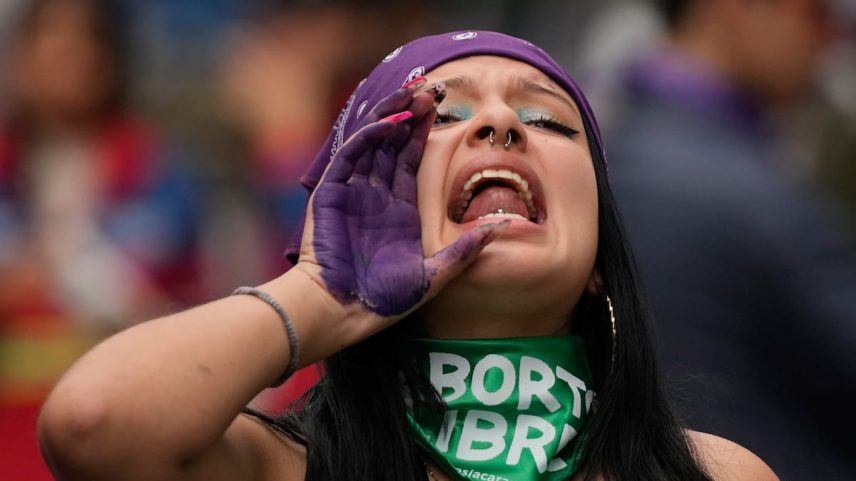 Uma mulher em uma marcha a favor do aborto em Bogotá, Colômbia, no dia 21 de fevereiro de 2023. (Foto: Fernando Vergara/AP)