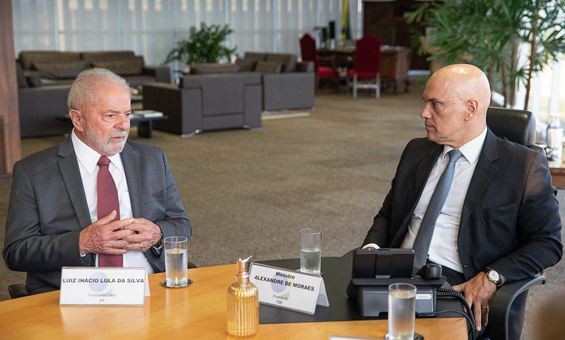 Lula e Alexandre de Moraes: transição avalia que presidente do TSE pode querer indicar futuro ministro do STF (Foto: Antonio Augusto/TSE/Divulgação)