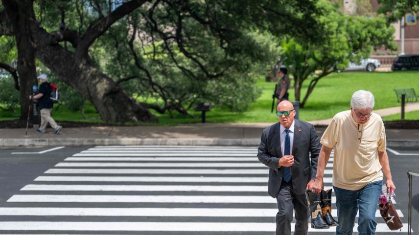Vice-governador do Texas Dan Patrick entra no Capitólio antes de uma reunião do Comitê da Câmara Estadual em imagem desta segunda-feira, 4, em Austin, Texas (Foto: Brandon Bell/AFP)