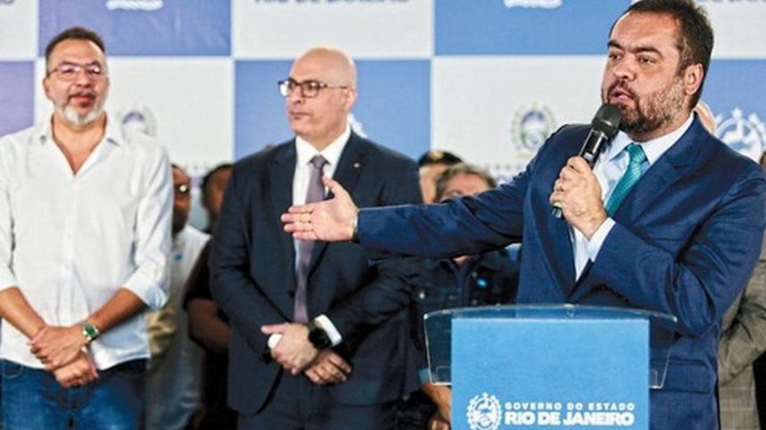 Castro na inauguração das delegacias na Baixada Fluminense, ao lado de Canella (no canto esquerdo): governador preferiu não ir à Alerj e dividiu palanque com o prefeito de Belford Roxo (Foto: divulgação/Philippe Lima/governo do estado)