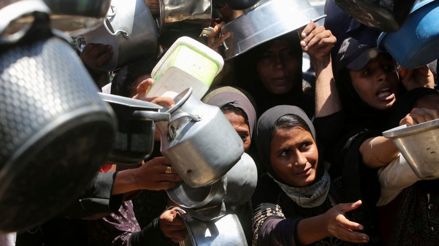 Palestinos aguardam para receber comida de cozinha de caridade em Khan Younis, na Faixa de Gaza (Foto: REUTERS/Hatem Khaled)