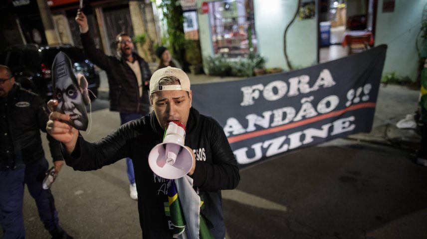 Um dos 15 apoiadores de Bolsonaro que fizeram protesto contra Alexandre de Moraes em frente ao Consulado do Estados Unidos em São Paulo (Foto: Bruno Santos - 6.ago.25/Folhapress)