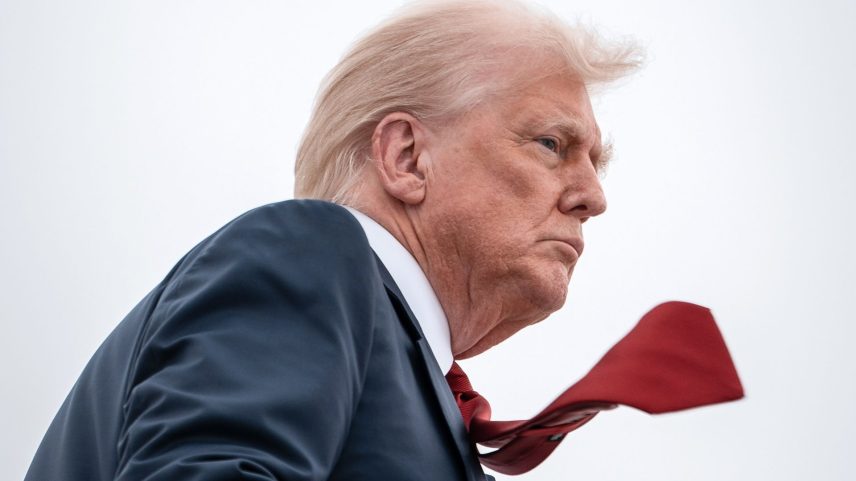 O presidente Donald Trump parte da Base Conjunta Andrews, Maryland, a caminho do Aeroporto Internacional de Lehigh Valley, em Allentown, Pensilvânia, para passar o fim de semana em seu campo de golfe em Bedminster, Nova Jersey, na sexta-feira, 1º de agosto de 2025. Economistas afirmam que dados imparciais são essenciais para a formulação de políticas e para a democracia. (Foto: Haiyun Jiang/The New York Times)