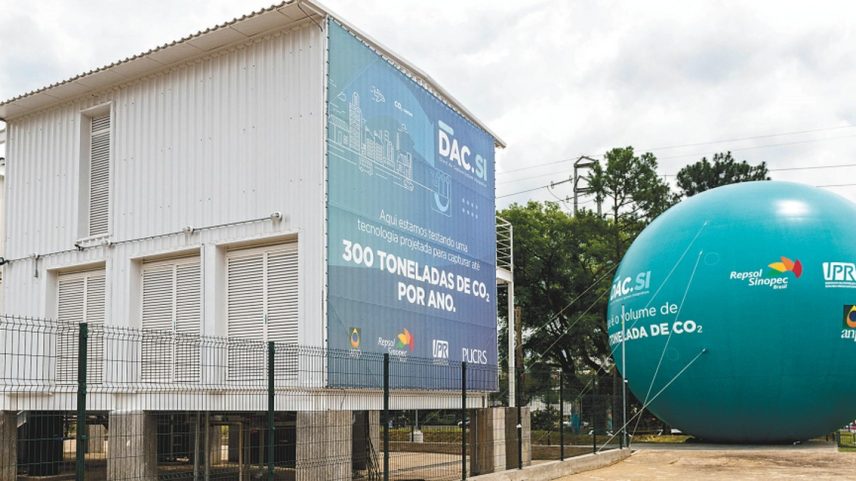 O equipamento DAC 300TA, que opera desde novembro e tem capacidade de capturar até 300 toneladas de CO2: iniciativa é uma parceria da Repsol Sinopec Brasil com a PUC-RS — Foto: Divulgação