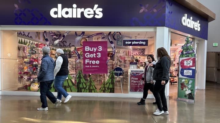 Pessoas passam por uma loja Claire's em 11 de dezembro de 2024 em San Rafael, Califórnia. (Foto: Justin Sullivan | Getty Images News | Getty Images)