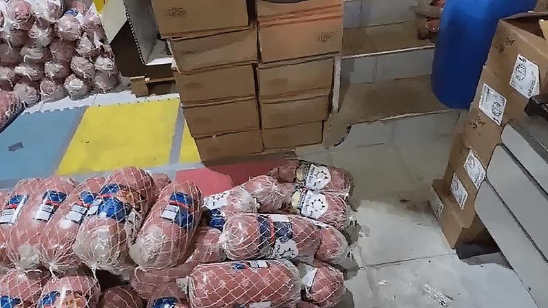 Mais de 7 toneladas de embutidos estragados, com validade adulterada, foram aprendidas no interior de SP. (Foto: Polícia Civil/Divulgação)