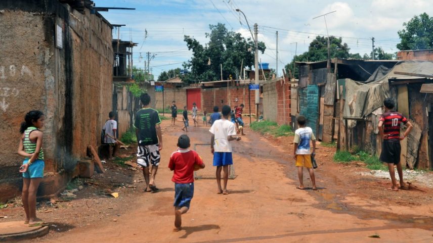 A maioria (53,6%) das crianças e adolescentes vivendo com parentes ou pessoas próximas são pardas ou pretas e, em geral, seus contextos são marcados pela pobreza e por desigualdades sociais e raciais (Foto: Antonio Cruz/Agência Brasil)