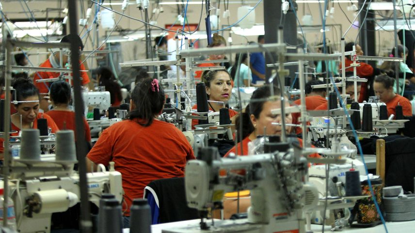 Oficina de costura dedicada à fabricação de vestuário feminino sob o regime de maquila no Paraguai (Foto: Marta Escurra/Folhapress)