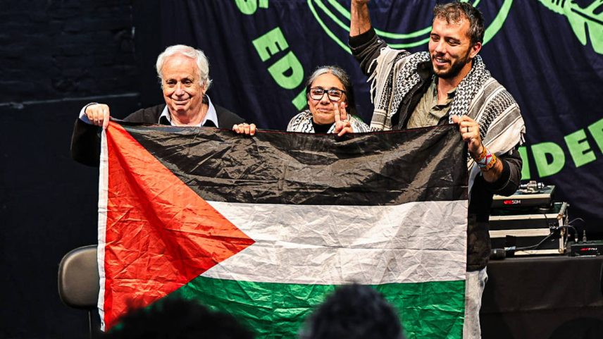 O escritor Ilan Pappe, a mediadora Soraya Misleh e o ativista Thiago Ávila na abertura da Flipei no galpão Elza Soares, no centro de São Paulo (Foto: Rafaela Araújo - 6.ago.25 /Folhapress)