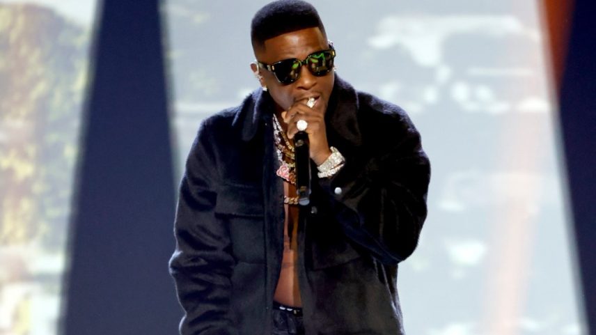 Boosie Badazz aceitou um acordo de culpa em seu caso de posse de arma. Não está claro a que o rapper irá se declarar culpado, pois os termos não foram tornados públicos. (Foto: Reprodução)
