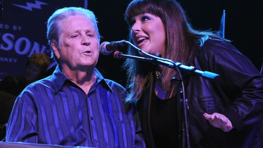 Carnie Wilson prestou uma homenagem carinhosa ao pai, Brian Wilson, cofundador dos Beach Boys, após o funeral da lenda pop da família, realizado no início desta semana. (Foto: Reprodução)