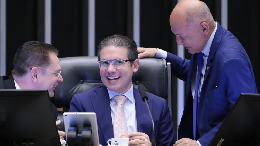 O presidente da Câmara, Hugo Motta, conversa com os deputados Sóstenes Cavalcante (à esq) e Coronel Chrisóstomo (à dir) (Foto: Bruno Spada/Câmara dos Deputados/12-6-2025)