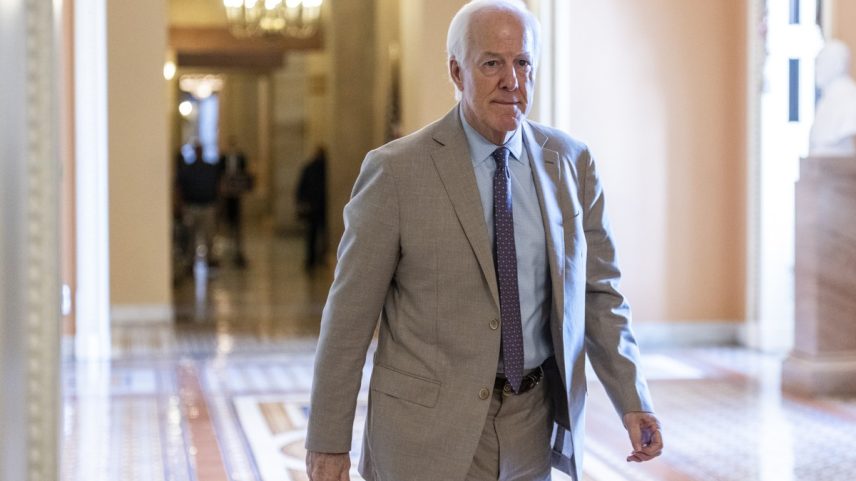 Senador John Cornyn, republicano do Texas, no Capitólio em Washington (Foto: Eric Lee/The New York Times)