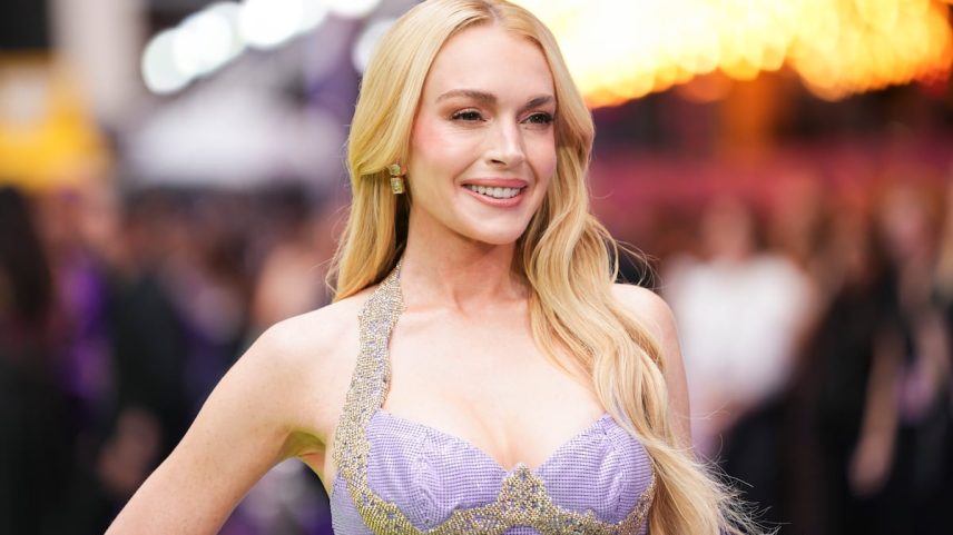Lindsay Lohan no lançamento do filme 'Ponte em meu lugar outra vez', na quinta-feira, 31 de julho de 2025, em Londres. (Foto: Scott A Garfitt/Invision/AP)