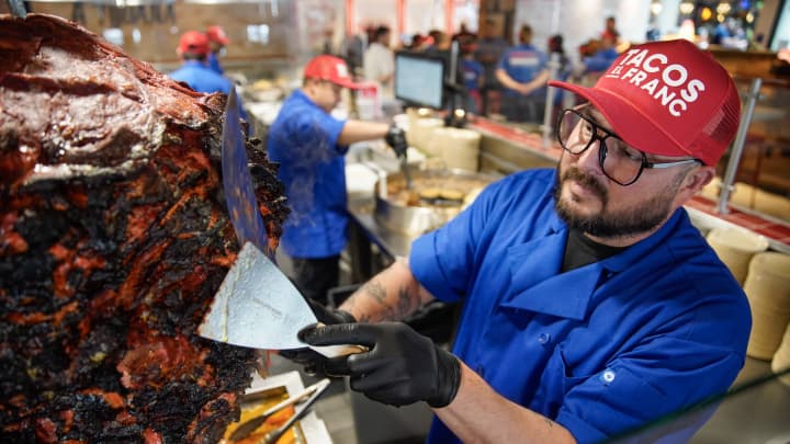 Jose Sanchez cortando adobada do trompo. Abertura do Tacos el Franc no Westfield Plaza Bonita em National City em 11 de junho de 2025, em San Diego, Califórnia. (Foto: Alejandro Tamayo/The San Diego Union-Tribune via Getty Images)
