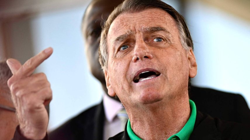 Ex-presidente Jair Bolsonaro (PL) fala em entrevista no Senado Federal em Brasília (Foto: Mateus Bonomi - 17.jul.25/AFP)