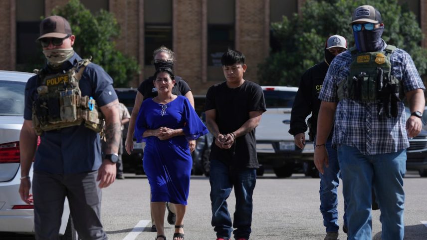 Agentes federais escoltam uma família detida, em San Antonio, Texas, no dia 22 de julho de 2025. (Foto: Eric Gay/AP)