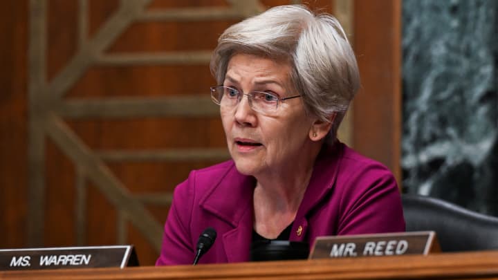 A Senadora Elizabeth Warren (D-MA), membro do ranking, fala durante uma audiência de confirmação do Comitê de Bancos, Habitação e Assuntos Urbanos do Senado sobre os indicados do presidente Trump para liderar o Conselho Econômico Nacional, o Escritório de Proteção Financeira do Consumidor e a Agência Federal de Financiamento da Habitação, no Capitólio, em Washington, D.C., EUA, em 27 de fevereiro de 2025. (Foto: Annabelle Gordon | Reuters)
