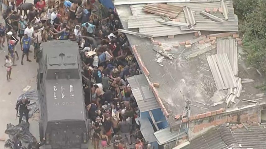 Pessoas saqueiam carga de carne no Complexo da Pedreira, e blindado da PM é cercado (Foto: Reprodução / TV Globo)