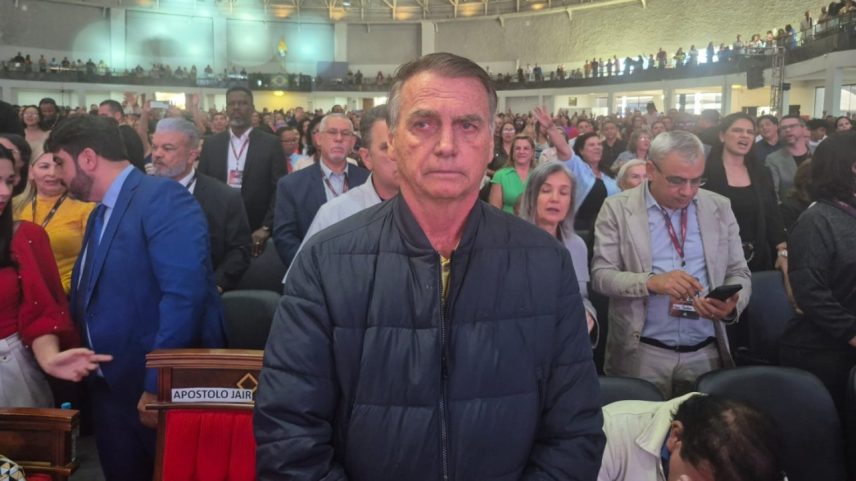 O ex-presidente Jair Bolsonaro participa de culto na Catedral Casa da Bênção, em Taguatinga (DF) (Foto: Hugo Marques/VEJA)