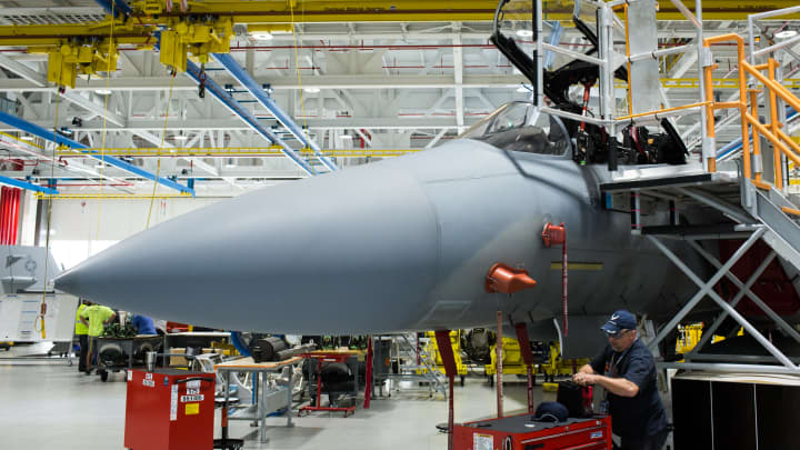 Um trabalhador realiza verificações de qualidade em um caça Boeing Co. F/A-18 Super Hornet na instalação da Boeing Defense, Space & Security em St. Louis, Missouri, EUA, na segunda-feira, 24 de julho de 2018. (Foto: Alex Flynn | Bloomberg | Getty Images)