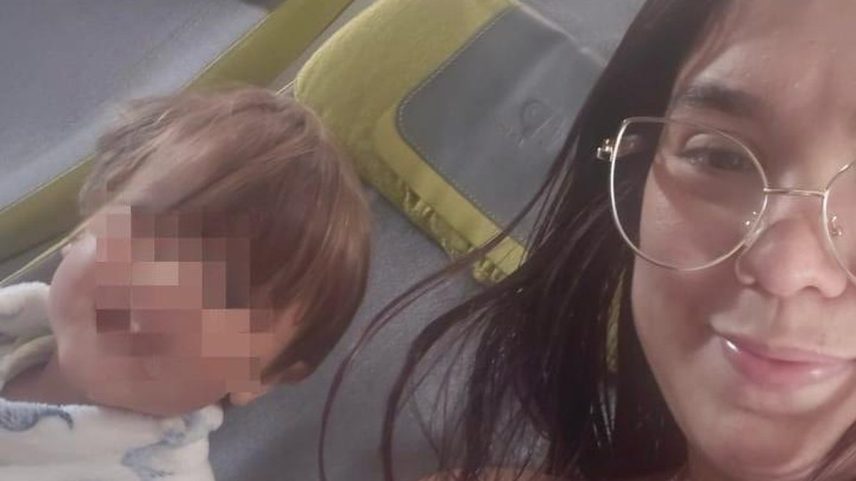 Yarissa e o filho no avião que partiu de Lisboa (Foto: Arquivo pessoal para Portugal Giro)