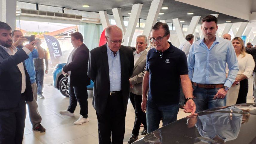 Alckmin visitou concessionária em Guaratinguetá e disse que governo não vai retaliar EUA (Foto: CBN Vale)