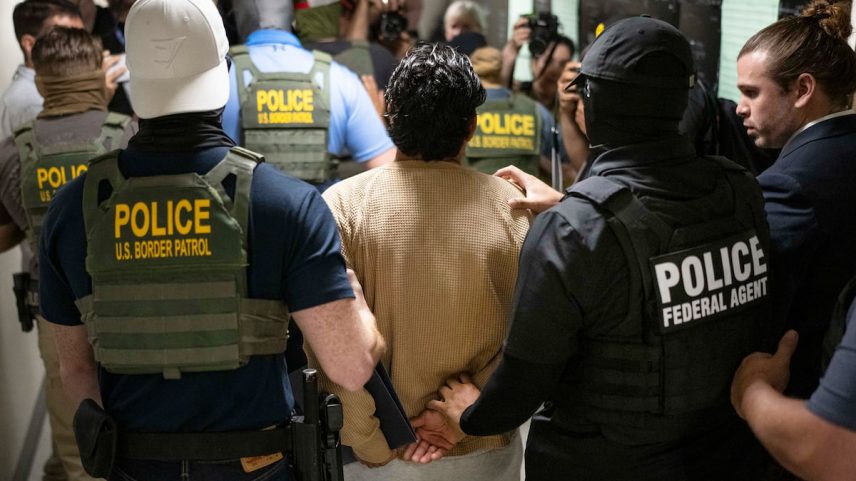 Detenção de um migrante ao assistir a um tribunal de imigração de Nova York, em julho de 2025. (Foto: Mostafa Bassim/Getty Images)