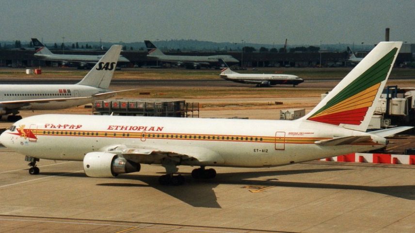 Boeing 767-200ER com registro ET-AIZ, da Ethiopian Airlines, imagem foi feita em julho de 1996, meses antes do sequestro (Foto: Hugh McMillan/Wikimedia Commons)