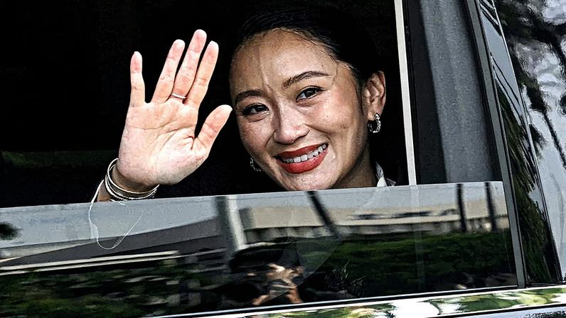Ex-primeira-ministra da Tailândia, Paetongtarn Shinawatra, acena de dentro de um carro após sua demissão pelo Tribunal Constitucional em Bangkok (Foto: Reprodução)