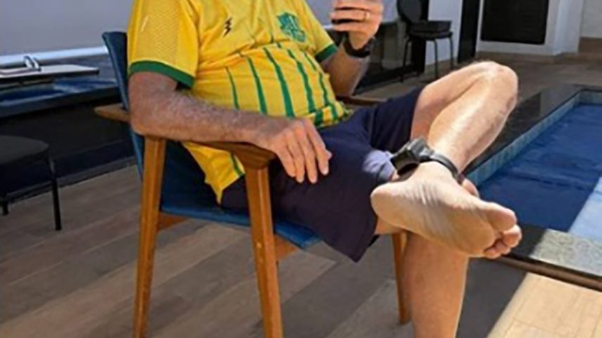 Bolsonaro em sua casa, onde cumpre prisão domiciliar (Foto: Reprodução/Instagram)