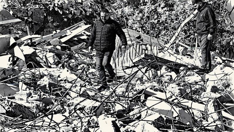 Dois palestinos caminham pelas ruínas de uma casa demolida em Silwan, Jerusalém Oriental (Foto: Reprodução)