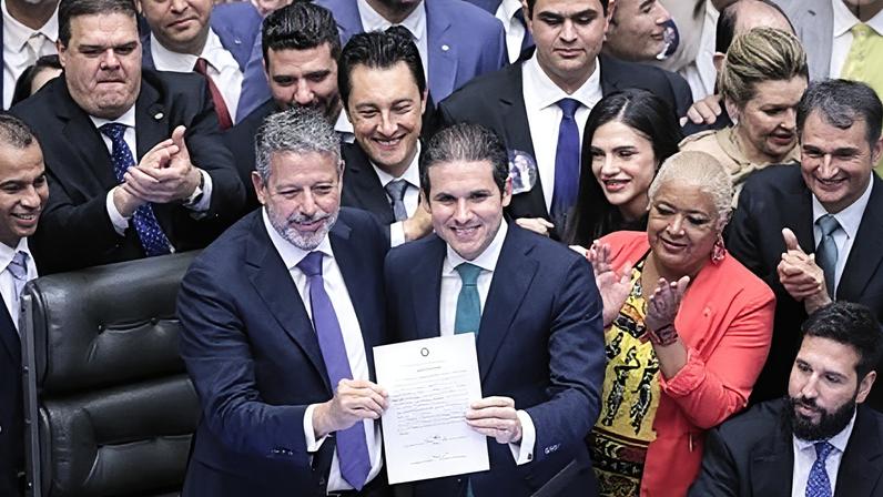 Motta anunciou a votação da urgência da isenção de IR para quem ganha até R$ 5 mil. A proposta é relatada por Lira. (Foto: Bruno Spada/Câmara dos Deputados)