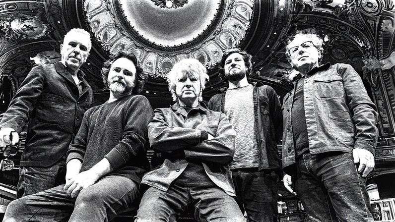 Crowded House foi alvo de um confuso hoax em vídeo gerado por IA, com o grupo emitindo uma declaração desmentindo as alegações feitas pelo clipe. (Foto: Reprodução)